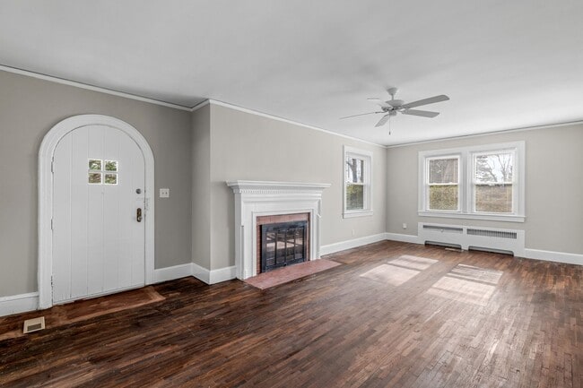 Foto del edificio - SW, Large Brick Two Bedroom PLUS Two Sun-Rooms, Hardwoods, LR & Separate DR, Fire Place!