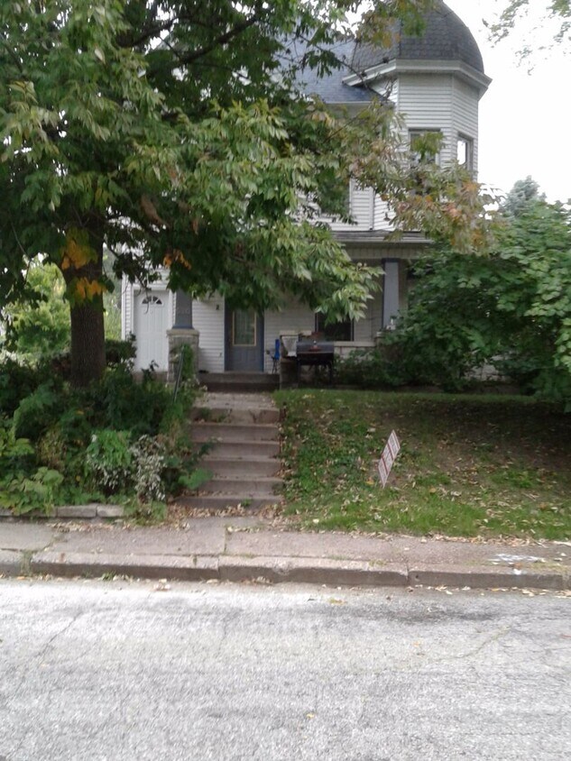 520 W 7th St Unit 1, Davenport, IA 52803 Room for Rent in Davenport
