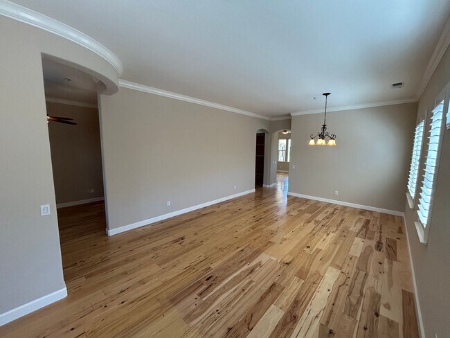Building Photo - Beautifully Updated 2 Bed 2 Bath Home in 5...