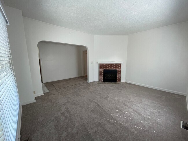 Foto del edificio - 4br/2ba house with fenced yard & detached garage