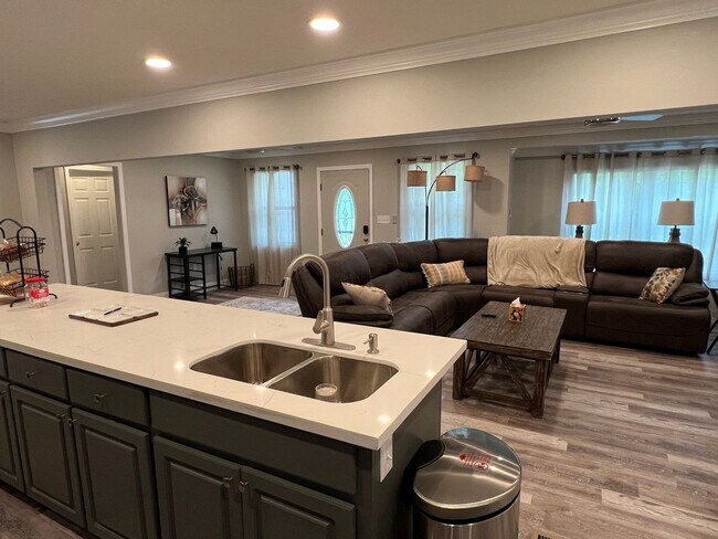 Foto del edificio - 4 Bedroom Single Family Home in Clinton