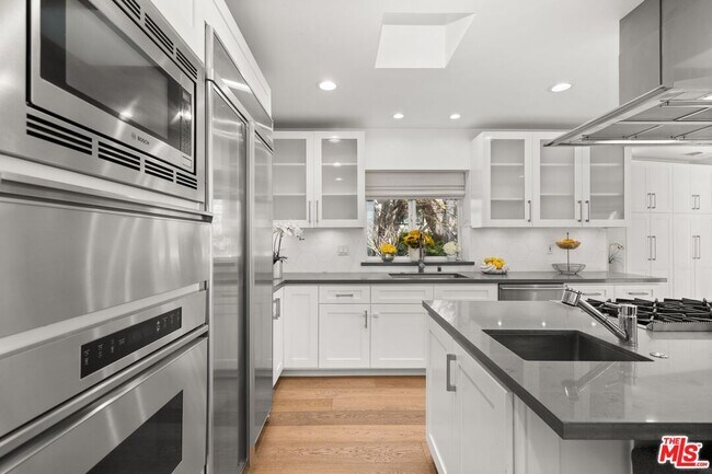 Building Photo - 2400 S Beverly Dr