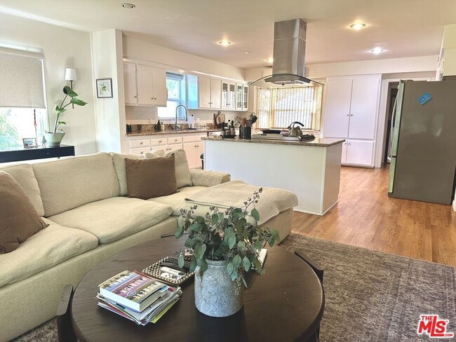 Building Photo - 1107 S Bundy Dr