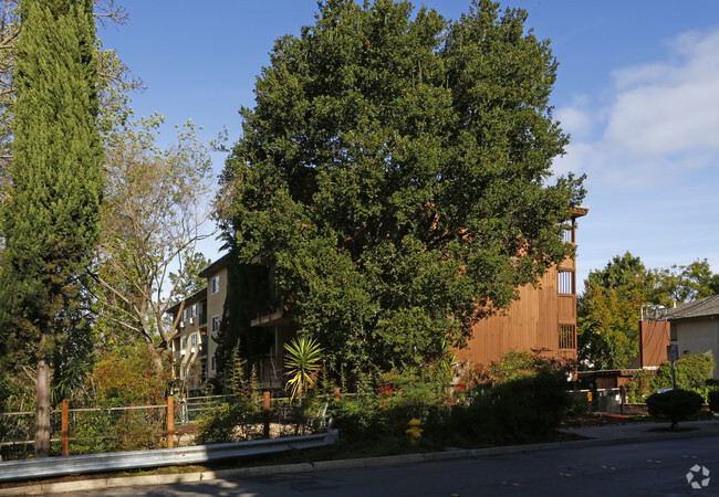 Foto del edificio - Glen Eyrie Towers Apartments