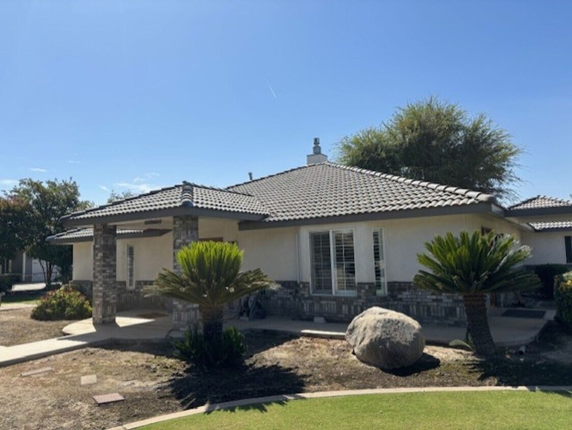 Building Photo - Clean 4 Bedrooms + 2.5 Bathrooms House nea...