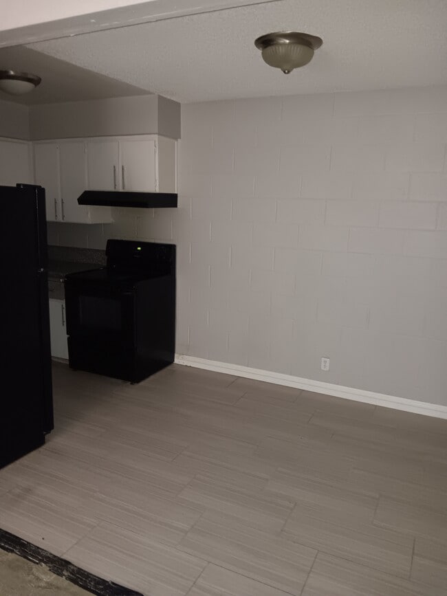 Building Photo - 565 S Royal Crest Cir
