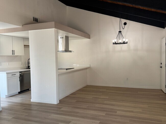 Foto del edificio - Completely Remodeled Three Bed, Two Bath D...