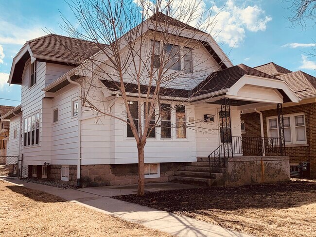 Building Photo - 5021 W Greenfield Ave