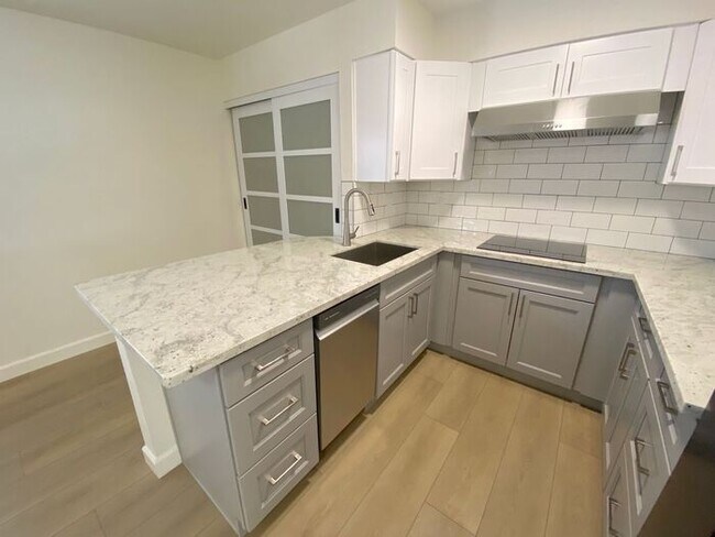 Foto del edificio - "TinyHouse" Apartment Downstairs - Washer/Dryer, Dishwasher, AC, Parking Space