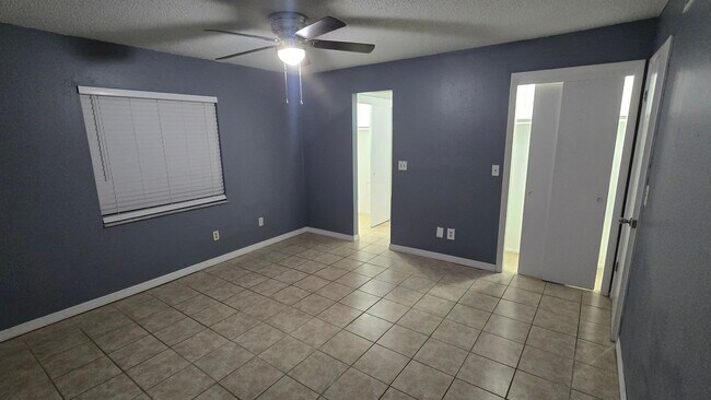 Foto del edificio - 7210 N Manhattan Ave