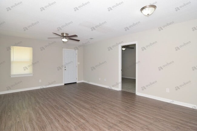 Building Photo - $1,300 - 3 Bed/2 Bath apartment for rent i...