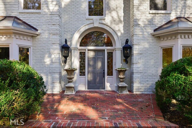 Building Photo - 2580 W Wesley Rd NW