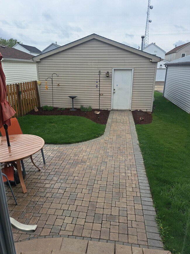 Building Photo - 1990 Middlebury Dr