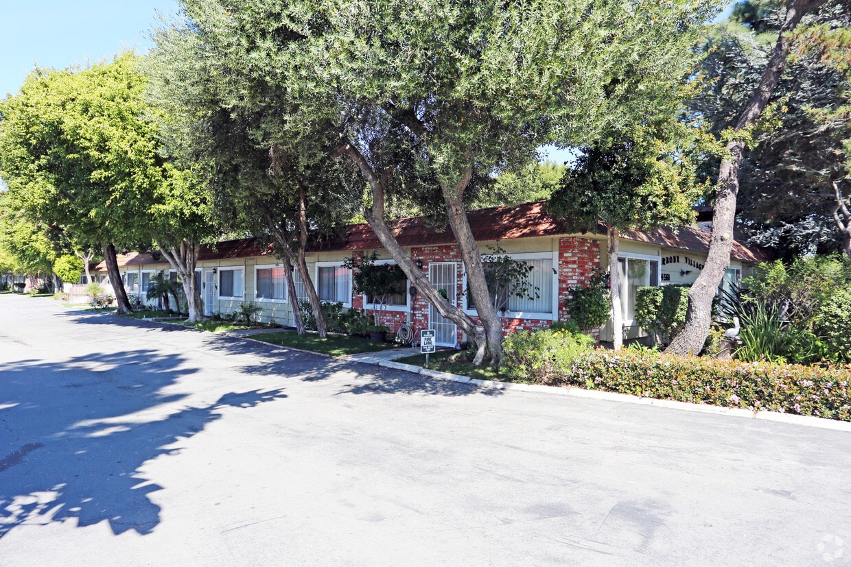 Harbour Village Apartments in Huntington Beach, CA