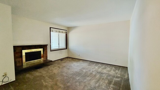 Building Photo - **$500 OFF FIRST FULL MONTH'S RENT** Amazi...