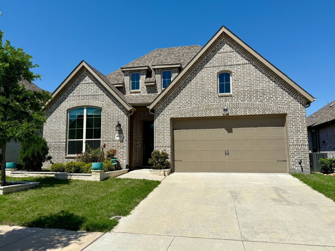 Primary Photo - Beautiful 4-Bedroom Home with Open Layout ...