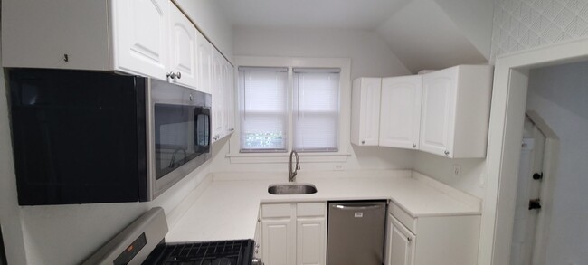Building Photo - 14 E Devonia Ave