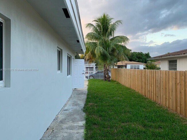 Foto del edificio - 6801 NW 2nd Ct