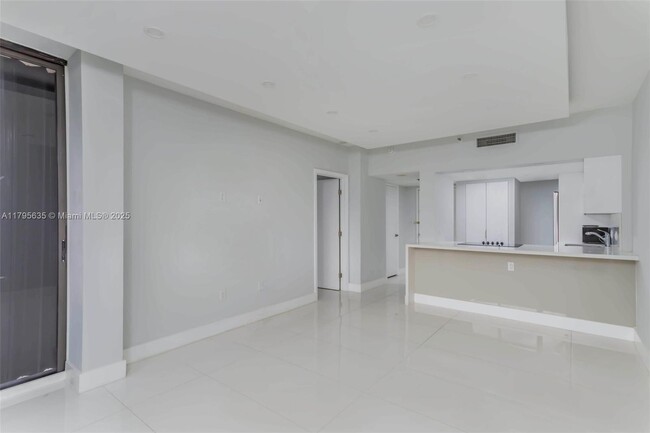 Building Photo - 540 Brickell Key Dr