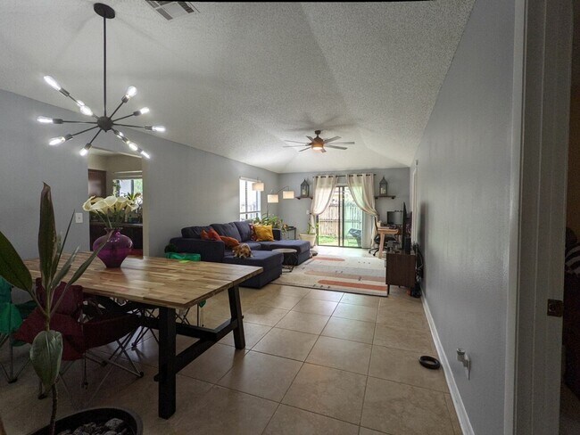 Espacio abierto para estar y comer - 1128 Park Green Pl