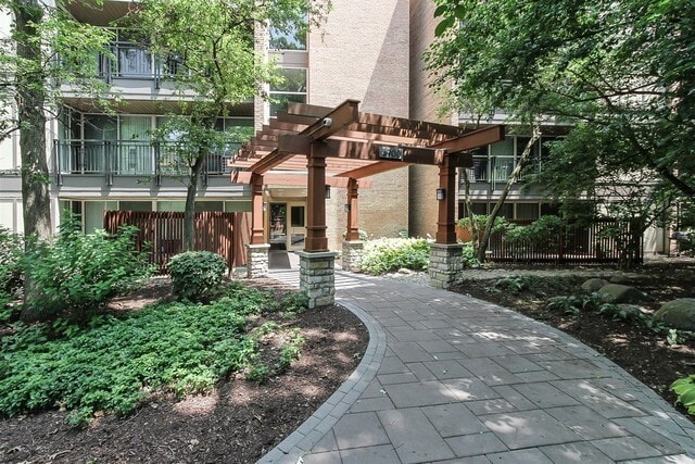 Building Photo - 5900 Oakwood Dr