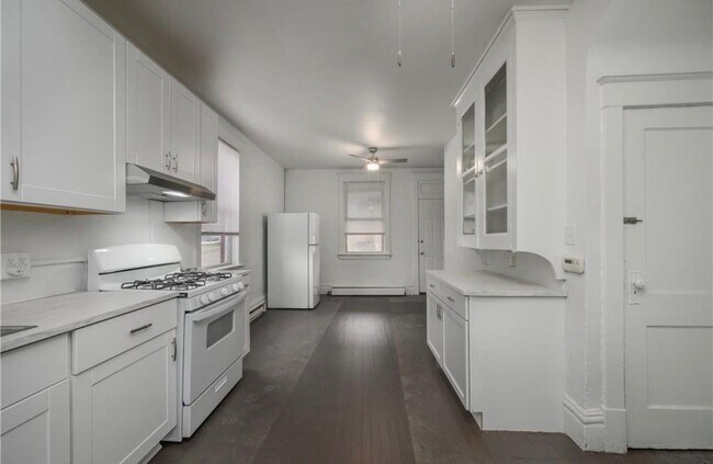Building Photo - 256 Maplewood Ave