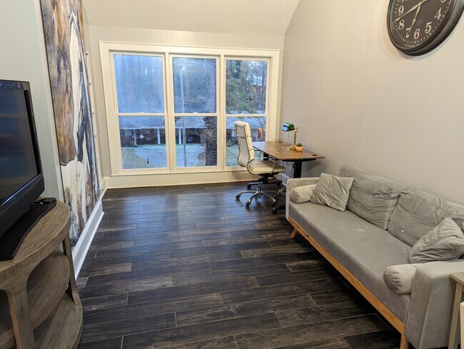 Cargo adicional de la sala de estar/estudio - 1185 Rosedale Rd NE
