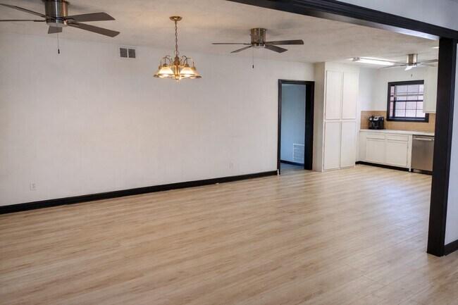 Foto del edificio - 5315 Bayway Dr