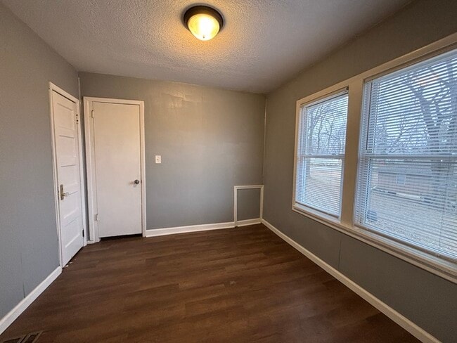 Building Photo - Charming 4BR 1BA Home w/ Wide Yard in Independence