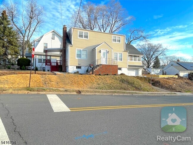 Building Photo - 631 Elm St