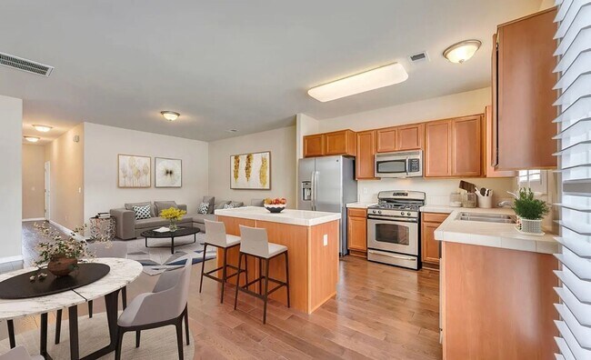 Foto del edificio - Fantastic 2 Bedroom 2.5 Bath Near UNR! MOVE IN SPECIAL! $200 OFF FIRST MONTHS RENT!!