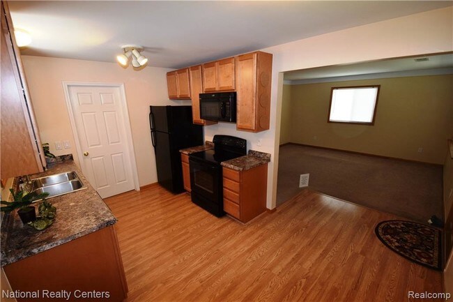 Foto del edificio - 27411 Long St