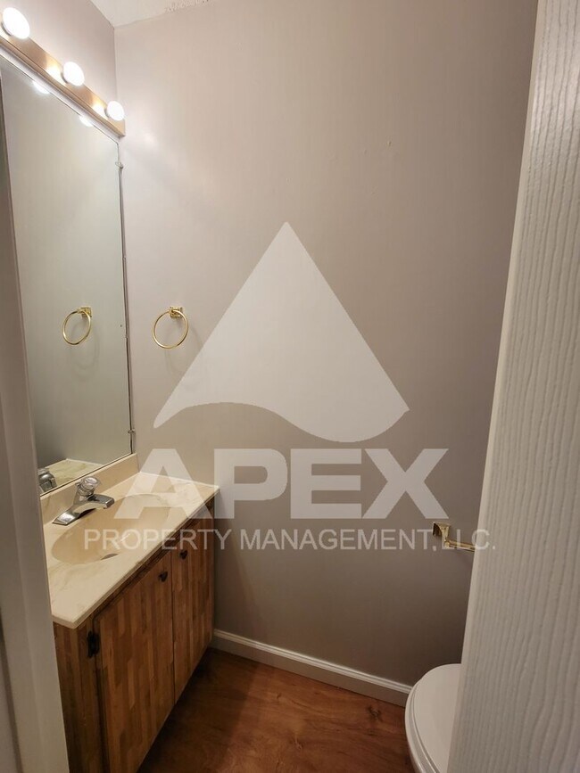 Foto del edificio - Beautiful 2Bd - 1.5 Bath Condo in West Kno...