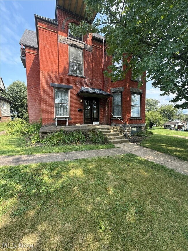Building Photo - 932 Maple Ave