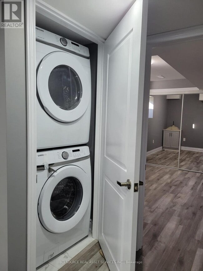 Building Photo - 393 Royal W Dr