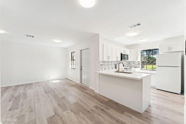 Foto del edificio - 4 br, 2 bath House - 377 NW 2nd Way 1