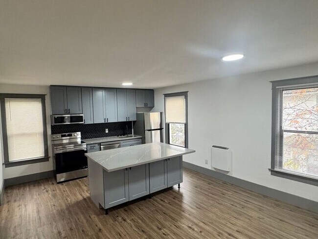 Foto del edificio - MUST SEE !!! Tacoma Beautifully Remodeled 2+ Bedroom, Large Loft Unit!!!!