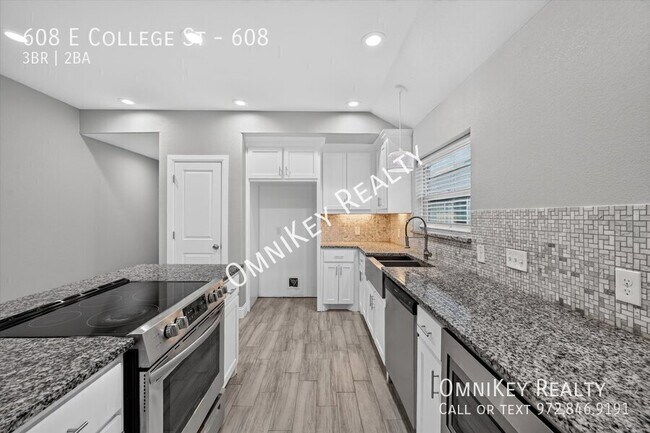 Foto del edificio - 608 E College St