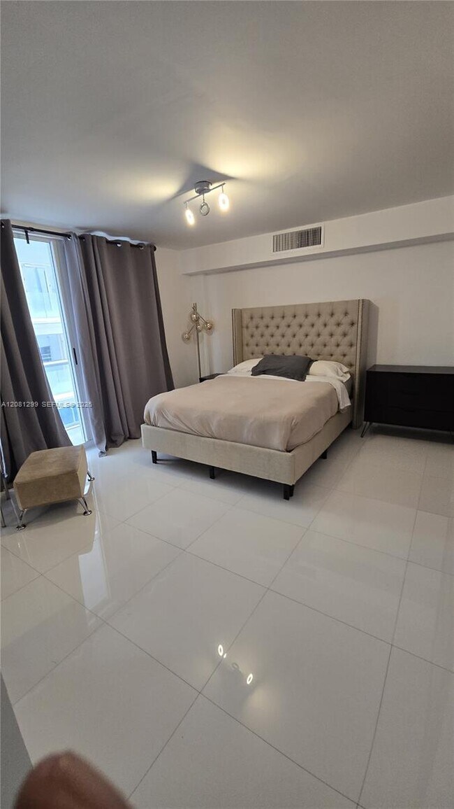 Foto del edificio - 9195 Collins Ave