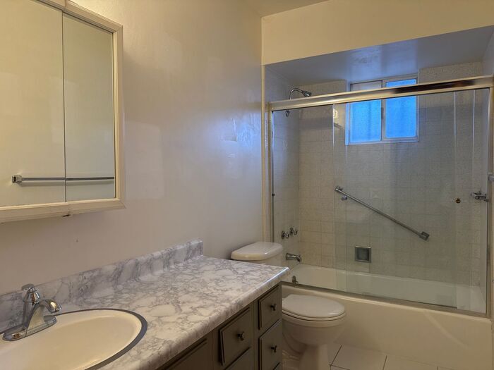 Primary Photo - 2 bed , 1.5 bath - AVAILABLE NOW!