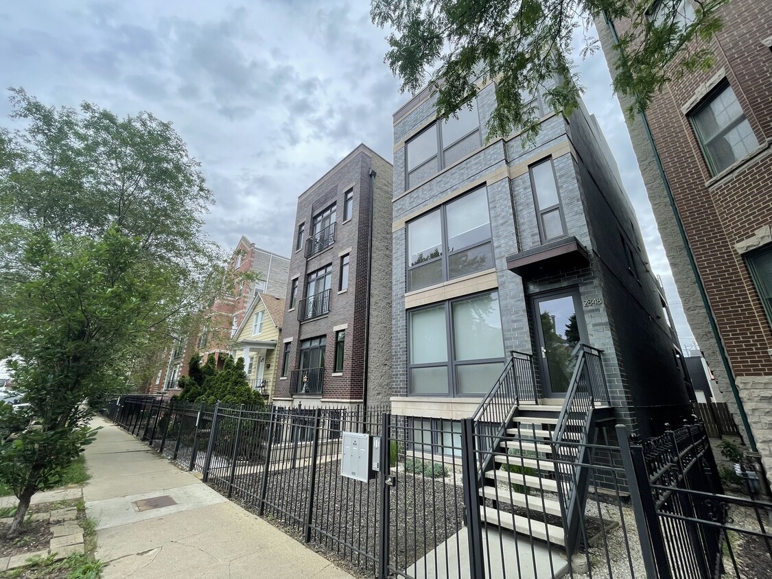 Foto principal - 2848 N Damen Ave