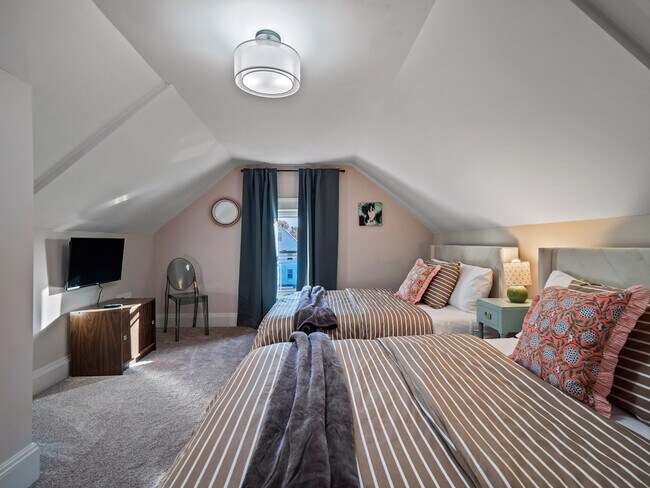 Building Photo - 6110 Ellen Ave