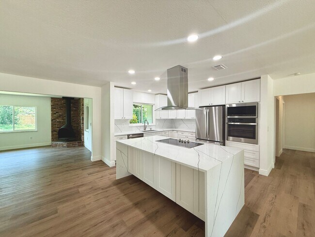 Foto del edificio - Unique & Renovated 3 Bedroom, 2 and 2 Half...