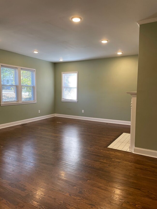 Building Photo - Beautiful Remodeled Home in Donelson