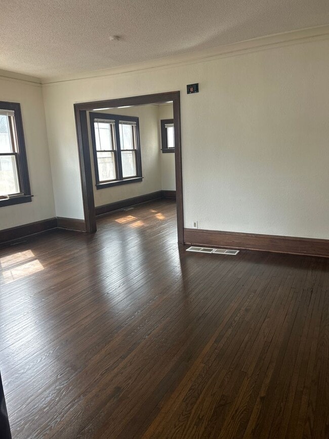 Building Photo - Gorgeous single family home! 4 Bed 2 Bath House Available 10/01/24