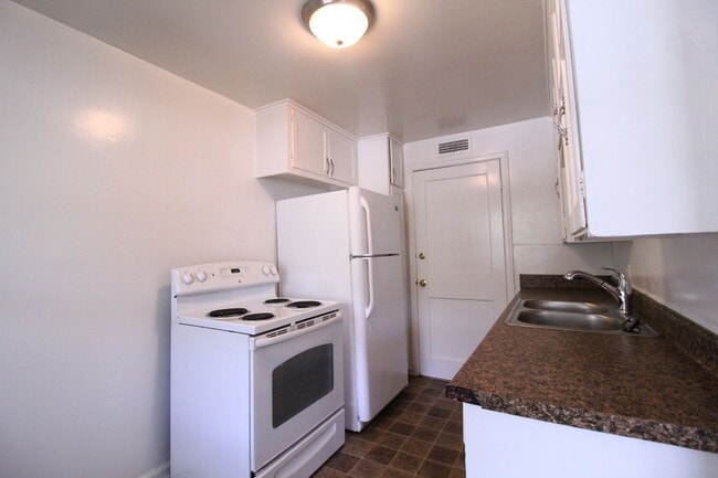 Building Photo - October FREE On This 1 Bedroom 1 Bath Dupl...