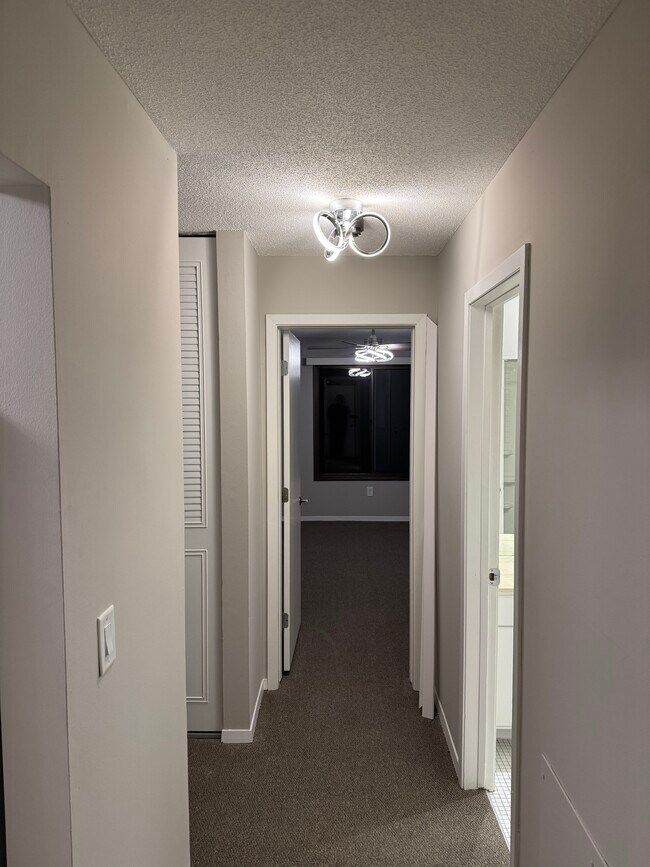 Entrando al condominio - 9400 Old Cedar Ave S