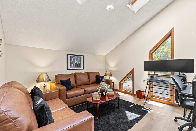 Foto del edificio - 2174 Lakeview Dr E