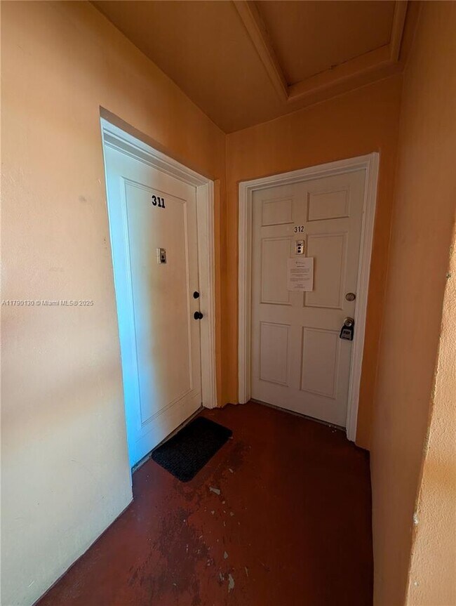 Foto del edificio - 19080 NE 3rd Ct