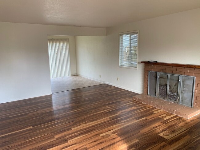 Building Photo - Bright & Spacious 3-Bedroom Home in Desirable River Road Area